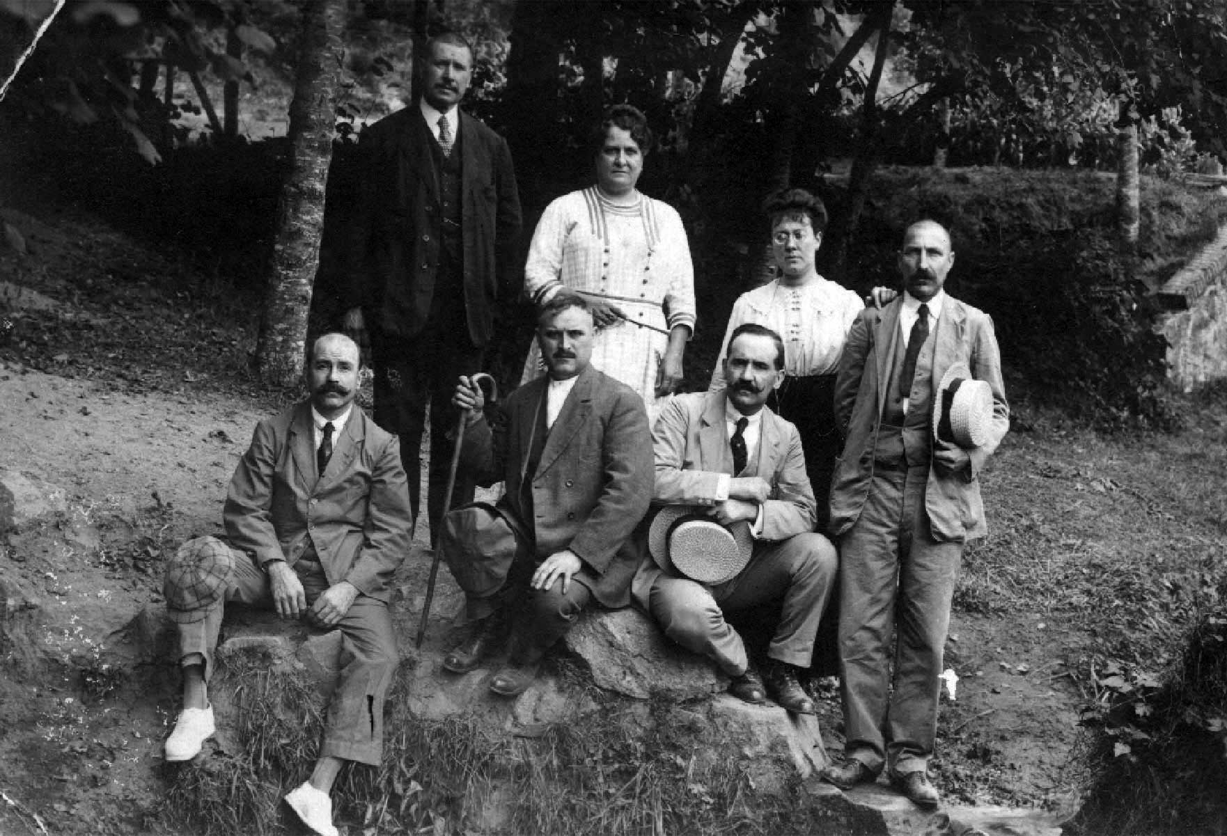 Miquel Riera Prat, 1ª generación de Espinaler, a la izquierda sentado. Año 1900 con amigos de la época.