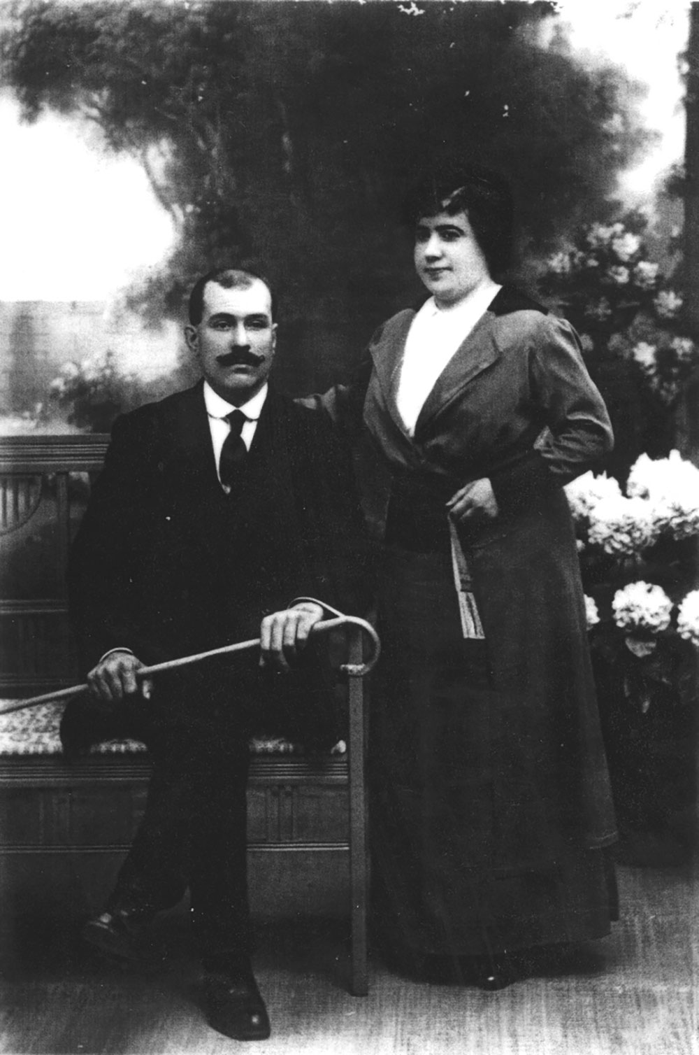 Francisca Riera Fornells y Oleguer Tapias Roselló. Hija del fundador de Espinaler al 1916 aprox.