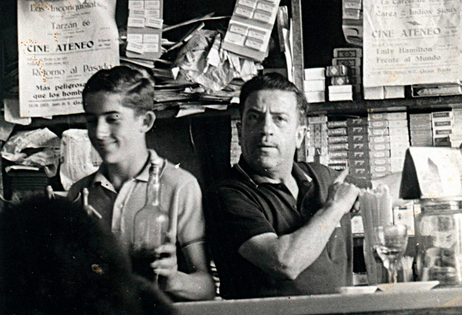 Joan y Miquel Tapias (12 años) a la Taberna tradicional en 1965