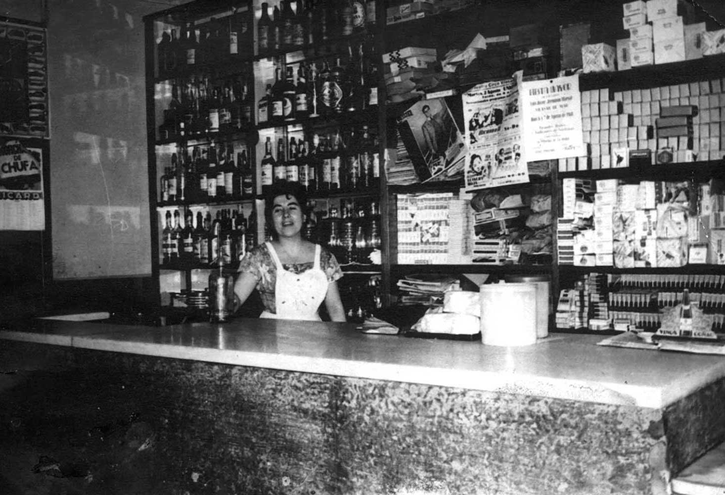 Ventureta Roldós Noguera, inventora de la mítica Salsa Espinaler, a la taverna tradicional (1955)